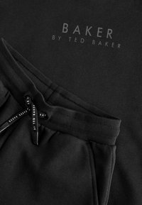 Czarny bawełniany sweatshirt z logo "BAKER BY TED BAKER". Miękka tekstura, sznurek ze znakowaniem oraz luźny krój.