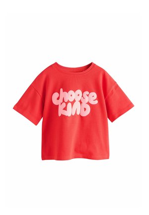 Rotes T-Shirt mit kurzen Ärmeln und rosafarbenem abgerundetem Text "choose kind" auf der Vorderseite, dargestellt vor weißem Hintergrund.