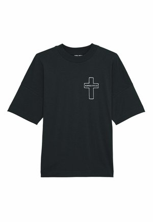 T-shirt en coton noir avec manches courtes, col rond et un motif blanc représentant une croix avec le texte "KARMA KILLS" sur le côté gauche.