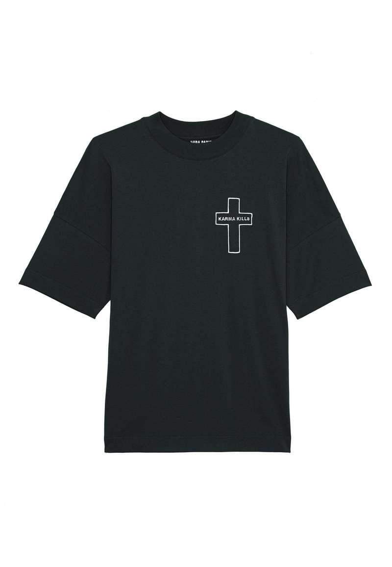 Camiseta de algodón negra con mangas cortas, escote redondo y un gráfico blanco de una cruz con el texto "KARMA KILLS" en el lado izquierdo.