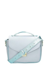 Borsa a mano in pelle grigia chiara con una forma strutturata, dettagli metallici turchesi, tracolla regolabile e chiusura in hardware dorato.