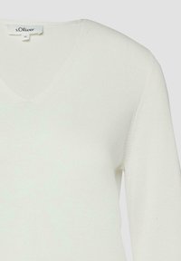 Biały sweter z długim rękawem i dekoltem w serek, z wszywaną metką marki s.Oliver oraz rozmiarem 36 po wewnętrznej stronie kołnierza.