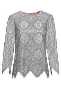 Blå spetsblus med blommönster, långa ärmar, rund halsringning och vågkant. Har en genomskinlig textur och beige underlag.