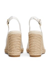 Λευκά σανδάλια πλατφόρμα με υφή εσπαντρίγια και ρυθμιζόμενο λουράκι στον αστράγαλο, με λείο επάνω υλικό και ανοιχτό καφέ σόλα.