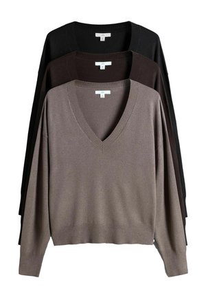 Drei V-Ausschnitt-Pullover mit langen Ärmeln in Taupe, Dunkelbraun und Schwarz, vertikal gestapelt vor einem weißen Hintergrund.