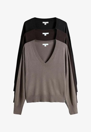 Kolm V-kaelusega pika varrukaga kampsunit värvitoonides taupe, tumepruun ja must, asetatud vertikaalselt valgel taustal.