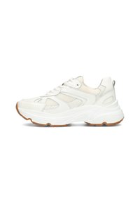 Chaussure de sport blanche avec un dessus en maille et en cuir, semelle en caoutchouc, bout arrondi et accents gris subtils. Dispose d'un design à lacets et d'une languette.