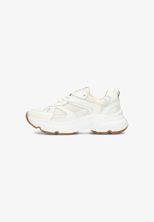 Zapatilla deportiva blanca con parte superior de malla y cuero, suela de goma, puntera redondeada y sutiles acentos grises. Cuenta con un diseño de cordones y una lengüeta.