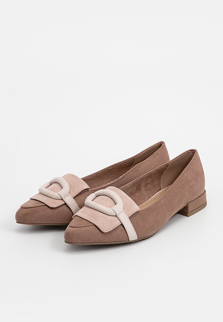 Ballerines en suède marron à bout pointu, avec une bride décorative beige accentuée par une boucle. Talon bloc bas et doublure intérieure lisse.