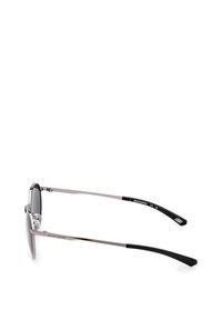 Occhiali da sole con una struttura in metallo silver elegante, lenti scure e aste in gomma nera. Design minimalista con forma arrotondata.