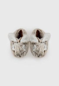 Fuzzy beige og cremede tøfler med kanin-design, der har bløde ører og en plysset tekstur. Fôret indvendigt med en brun bund.