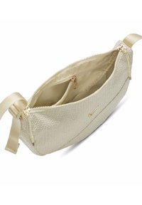 Borsa a tracolla beige con texture, chiusura dorata, cinturino regolabile, tasca interna con zip e piccolo logo Nike dorato sul davanti.