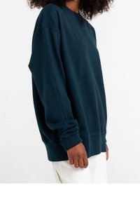 Felpa blu navy in misto cotone, con scollatura rotonda, polsini a costine e vestibilità comoda, con dettagli sui lati.
