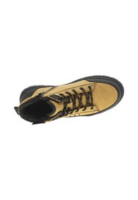 Bottine jaune en cuir avec des lacets noirs et une semelle en caoutchouc, dotée d'un col en fourrure pour plus de chaleur et de confort.