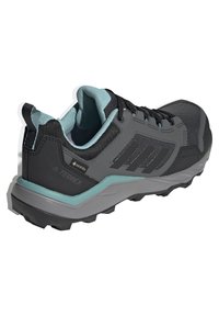 Szare i czarne buty sportowe z teksturowaną siateczką, z akcentami w kolorze turkusowym, wygodną podeszwą i marką GORE-TEX.
