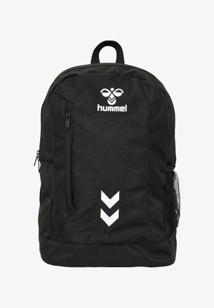 Zaino Hummel nero con tasca anteriore con cerniera, tasca laterale in rete, logo bianco e due frecce verso il basso sul pannello frontale.