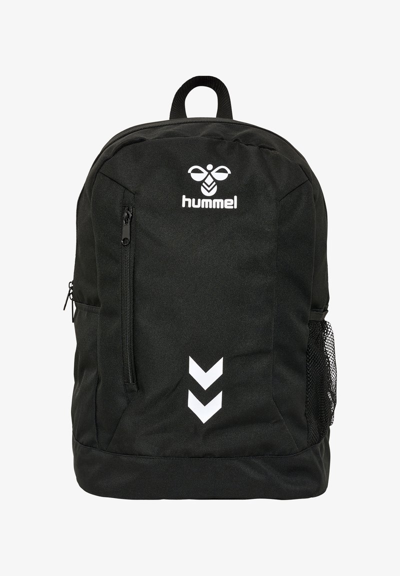 Sort Hummel-rygsæk med lynlåslomme foran, netlomme på siden, hvidt logo og to nedadvendte pile på frontpanelet.