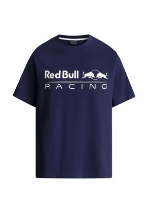 Námornícky modré tričko s krátkym rukávom s bielym nápisom „Red Bull Racing“ a logom dvoch býkov umiestneným v strede prednej časti.