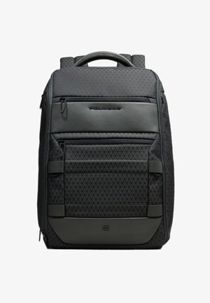 Dunkelgrauer Rucksack mit strukturiertem Muster, mehreren Reißverschlusstaschen, einem oberen Griff und Akzentriemen an den Seiten. Hergestellt aus strapazierfähigem Material.