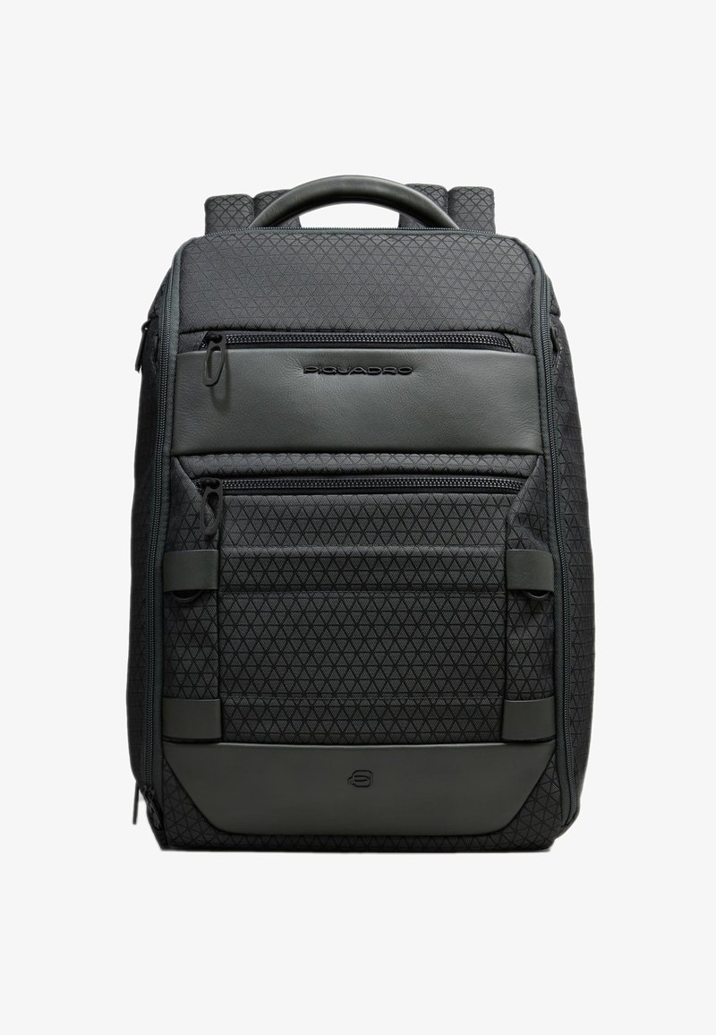 Mochila de color gris oscuro con un patrón texturizado, múltiples bolsillos con cremallera, una asa superior y correas de acento a los lados. Fabricada con material duradero.