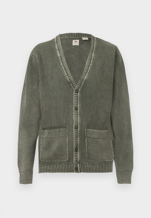 Cardigan vert tricoté avec col en V, fermeture par boutons, manches longues, poignets et ourlet côtelés, et deux poches avant.