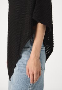 VILA VICILLO O-NECK PONCHO - Skraistė - black