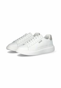 Sneaker bianche in pelle liscia con colletto imbottito. Caratteristiche includono una spessa suola bianca e un logo discreto sul lato.