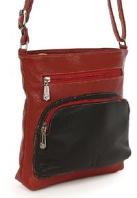 Rode en zwarte leren schoudertas met gestructureerde oppervlakken, dubbele ritssluitingen, verstelbare schouderband en contrasterende stiksels.