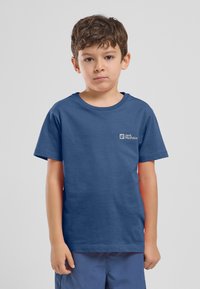 Navyblauwe katoenen T-shirt met korte mouwen, een ronde halslijn en een klein grijs logo gedrukt op de linkerborst. Een gladde textuur.