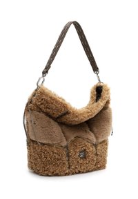 Brūna mākslīgā kažokādas pleca soma ar mīkstu, teksturētu virsmu, kurai ir plaša atvēršana un rakstainas brūnas ādas siksna ar metāla akcentiem.