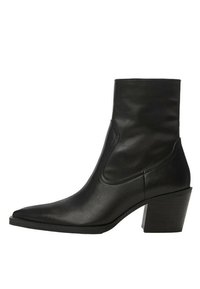 Musta nahkasaappaat nilkkapituisilla, teräväkärkisillä, joustavilla sivupaneeleilla ja paksulla korolla, joissa on sileä pinta ja minimalistiinen muotoilu.