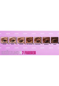 Sept couleurs de sourcils montrées en gros plan sur des yeux : blond, taupe, acajou, brun cendré, chocolat, expresso, noir, avec des applicateurs sur une grille rose.