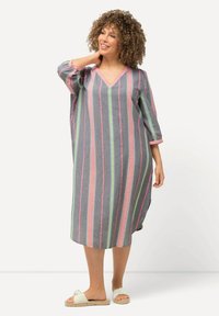 Vestido caftán a rayas en gris con vibrantes rayas verticales en rosa, verde y azul. Presenta un escote en V y mangas de tres cuartos.