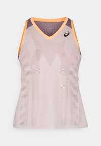 Canotta atletica leggera di colore viola pallido con dettagli arancioni. Presenta un collo a V e un motivo a rete per la traspirabilità.
