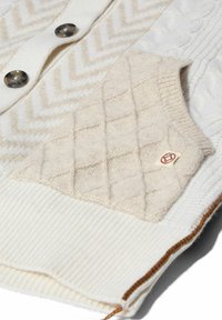 Pullover in einer cremefarbenen Ausführung mit Fischgrat- und Zopfmuster, geripptem Saum und einer strukturierten Tasche mit Logo-Tag.