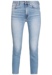 Jeans slim fit azul claro con cierre de botón y cremallera, cinco bolsillos y un ligero desvanecimiento en los muslos y las rodillas.