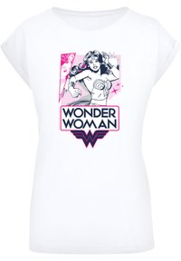 Hvit bomulls t-skjorte med korte ermer, med et trykt illustrasjon av Wonder Woman, med rosa og blå detaljer og en logo nedenfor.