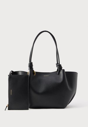 Borsa a tracolla in pelle nera con texture, dotata di due manici annodati e pochette rettangolare abbinata con zip, entrambe con piccoli dettagli del logo dorati.