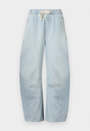 Φαρδιά παντελόνια με κάθετες ρίγες σε ανοιχτό μπλε και λευκό, με ελαστική μέση και λευκό κορδόνι.