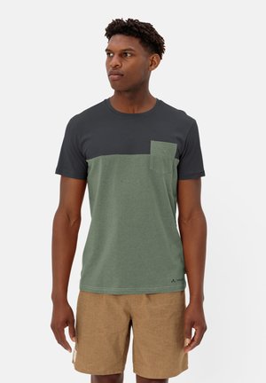 T-shirt met korte mouwen, uitgevoerd in een kleurblokontwerp met een donkergrijze bovenkant en een olijfgroene onderkant, inclusief een borstzak en een zachte textuur.