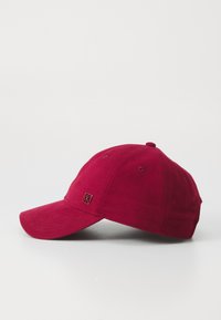 Căciulă de baseball din bumbac mahon, cu o margine curbată, ochiuri de ventilare cusute și un mic logo brodat pe lateral.