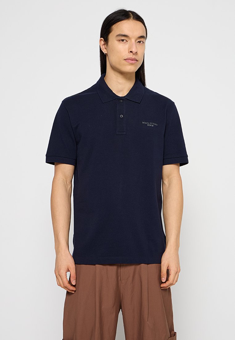 Navyblaues Polohemd aus Baumwolle mit klassischem Kragen, kurzen Ärmeln und gesticktem Logo auf der linken oberen Brustseite.