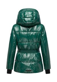 Groene, glanzende, geïsoleerde pufferjack met een capuchon, verticale naden, zwarte manchetten en een ceintuur in de taille. Soepele textuur en glanzende afwerking.