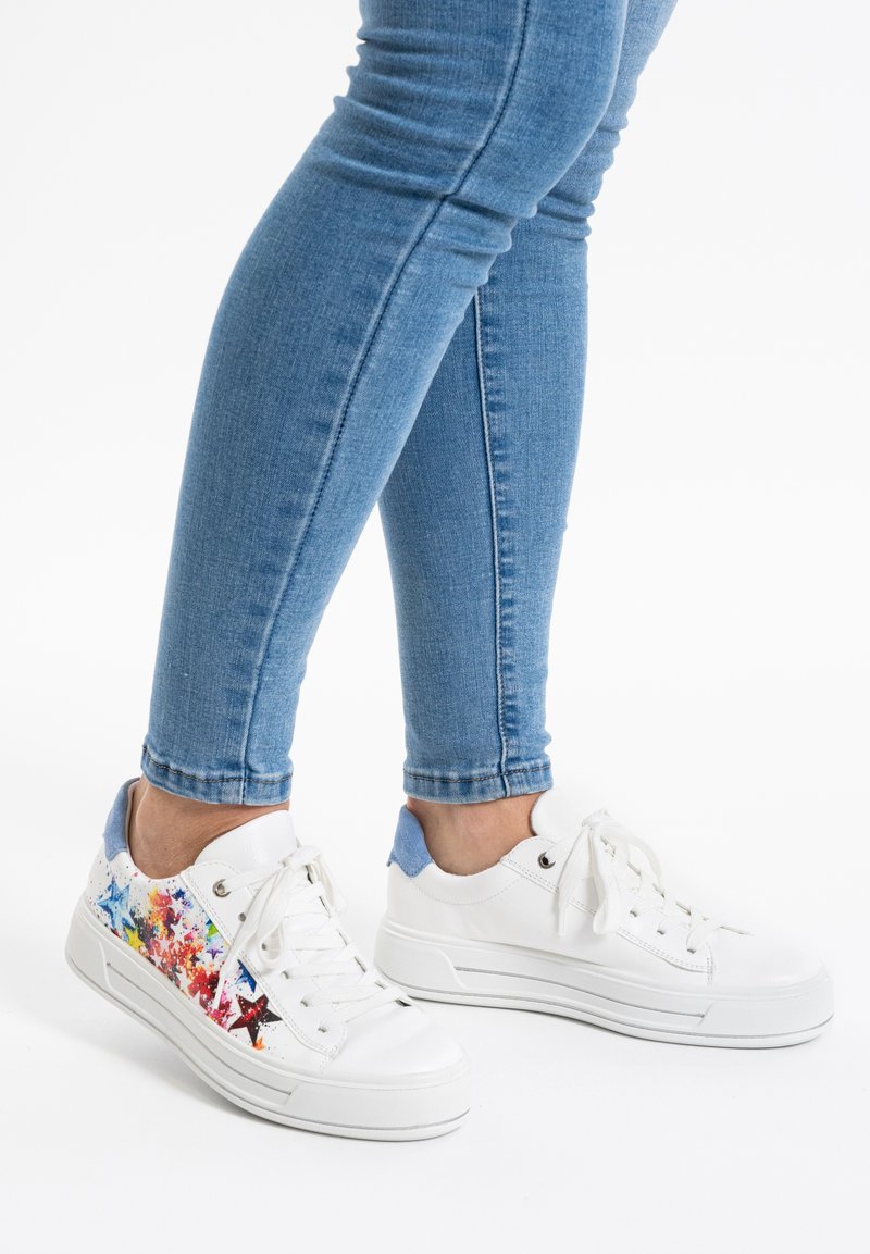 Weiße Sneaker mit einem bunten Sternmuster-Design an den Seiten, verfügen über einen blauen Akzent an der Ferse und eine strukturierte Gummisohle.