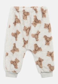 Pantaloni moi albi pentru bebeluși, cu modele de ursuleți maro și tivuri striate, confecționați dintr-un material plușat și pufos.