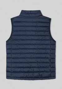 Granatowa pikowana kamizelka z poziomym wzorem pikowania, wysokim kołnierzem i bez rękawów. Gładka tekstura z ukrytym przeszyciem wzdłuż krawędzi.