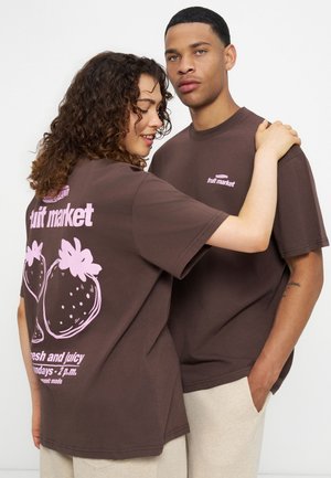 YOURTURN, UNISEX FRUIT MARKET REGULAR FIT - Print T-shirt - dark brown
