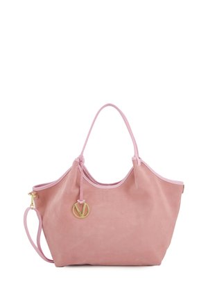 Zachte roze lederen tote tas met dunne handvatten, een afneembare schouderriem en een gouden ronde logohanger die vlak bij de bovenkant hangt.