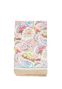 Sciarpa in cotone a fantasia con intricati disegni paisley in rosa, verde e marrone, con un bordo beige solido nella parte inferiore.