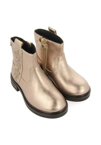 Stivaletti alla caviglia metallici oro con una texture liscia, caratterizzati da tre decorazioni a forma di stella sul lato e una cerniera laterale per la chiusura.